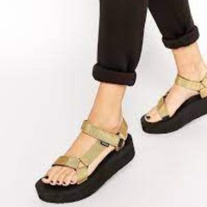 ISO Teva Flatform Gold Universal Sandal